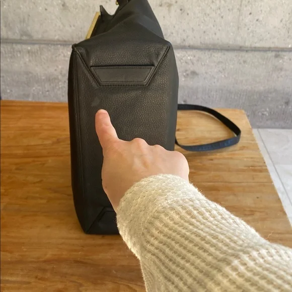 Stuart Weitzman “Cheltote” Chelsea Messenger in Pebbled Leather - Picture 6 of 9